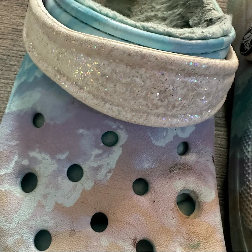 CROCS kids multicolor cloud lined cricket clogs  size 2